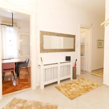 Luxury Center Apartment